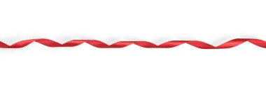 Kırmızı burkulmuş kurdele. Beyaz üzerine izole edilmiş, kırpma yolu dahil