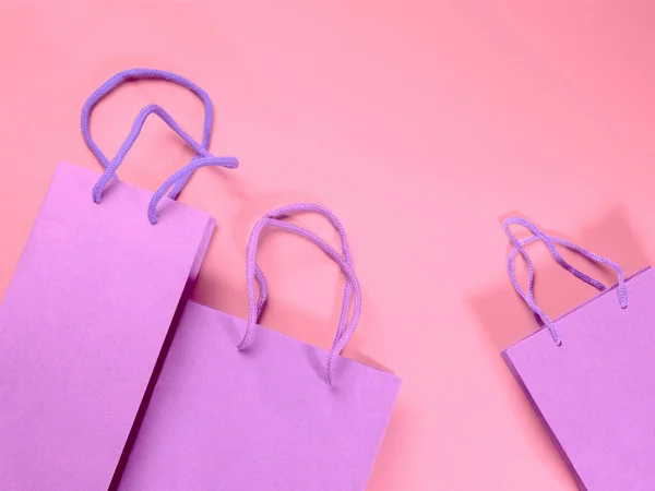 Праздничные Подарочные Пакеты Лежащие Розовом Фоне Картона Абстрактная Тема Покупок — стоковое фото