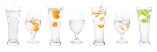 Glasögon Med Klart Glittrande Vatten Citrusfrukter Stänk Och Bubblor Som — Stockfoto