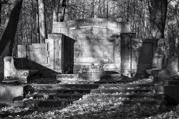 Antikes Verlassenes Monumentales Grab Friedhof Schwarz Weiß Landschaft — Stockfoto