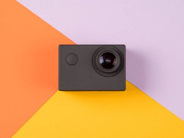 Siyah aksiyon kamerası soyut renkli arkaplanda yatıyordu