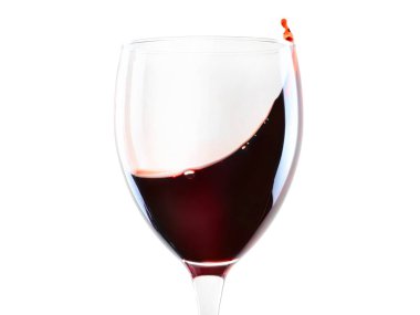 Kırmızı şarap kadehi, yakın çekim. Beyazda izole edilmiş