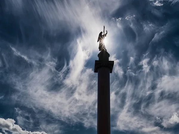 Silueta Ángel Negro Iluminado Contra Cielo Oscuro Dramático Disco Solar — Foto de Stock