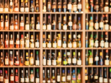 Şarap şişesi rafları. Soyut sıcak tonlu odaklanmış arkaplan