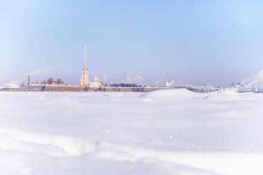 Saint Petersburg, Rusya 'nın kışın en önemli manzarası. Peter ve Paul Donmuş Neva nehrinden kale manzarası