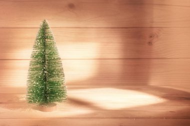 Ahşap zemin üzerinde küçük yapay köknar ağacı. Kopya alanı olan Noel kompozisyonu