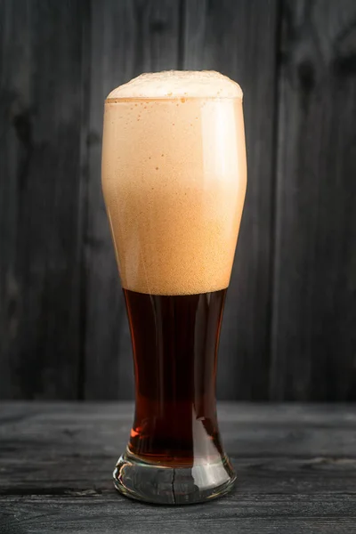Full Pint Cerveja Escura Com Tampa Espuma Fundo Madeira — Fotografia de Stock