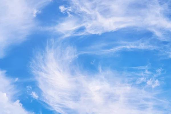 Dramatik Bulutlu Gökyüzü Doğal Arka Plan Için Güneşli Bir Günde — Stok fotoğraf