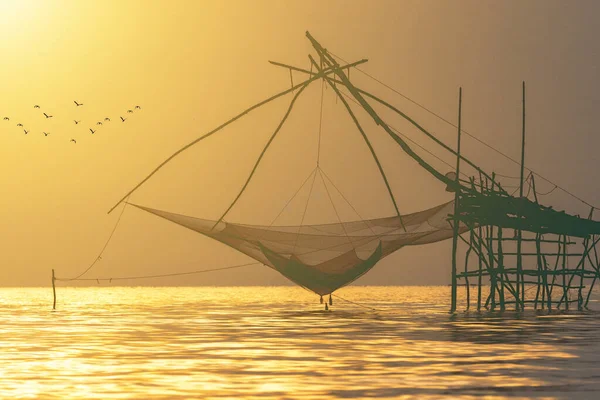 Silhueta de Pesca da vida ao longo do lugar Rakpra — Fotografia de Stock