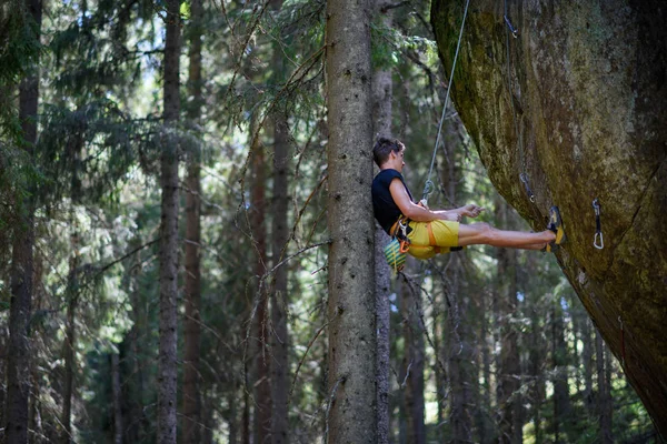 Fjellklatrer Utfordrende Klippe Ekstrem Sportsklatring Frihet Risiko Utfordring Suksess Skandinavisk – stockfoto