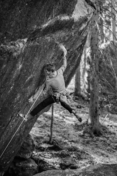 Joven Escalador Escalando Una Roca Bosque Escandinavo Norte Europa Destination — Foto de Stock