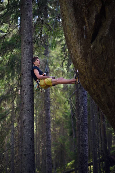 Joven Escalador Escalando Una Roca Bosque Escandinavo Norte Europa Destination —  Fotos de Stock