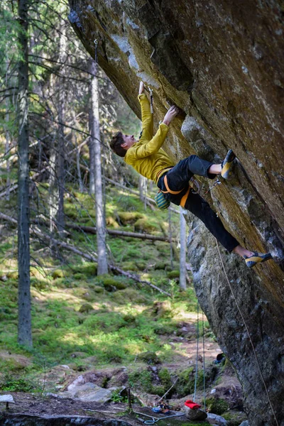 Joven Escalador Escalando Una Roca Bosque Escandinavo Norte Europa Viaje — Foto de Stock