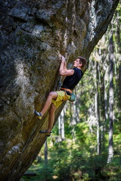 Mannlig Klatrer Som Klatrer Fjell Vakker Utsikt Skog Nord Utendørs – stockfoto