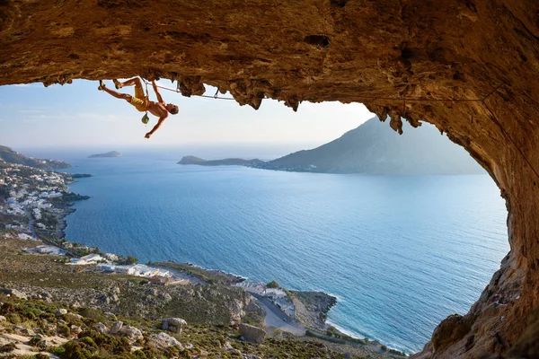 Kalimnos Adası'nın harika bir manzara. Güzel yaz gün batımı kaya tırmanışçısı ünlü Yunan tatil, Europe üzerinde. Kavram arka plan seyahat.