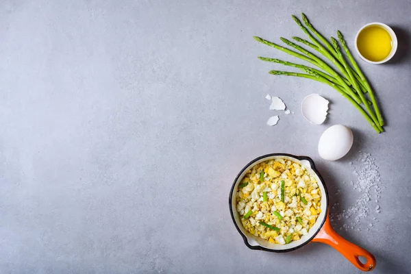 Colazione Cucinata Padella Uova Strapazzate Fritte Con Asparagi Sul Tavolo — Foto Stock