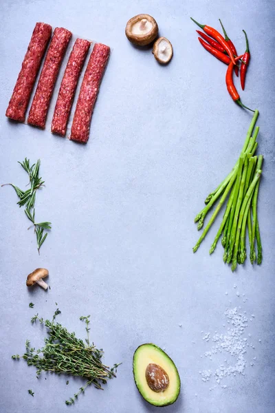 きれいな成分 バランスの取れた食事 有機健康食品を食べる 上面図 コンクリートの灰色の背景に野菜と肉 — ストック写真