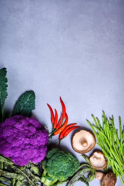 Ingredientes Vegetarianos Saudáveis Legumes Coloridos Mesa Concreto Couve Flor Roxa — Fotografia de Stock