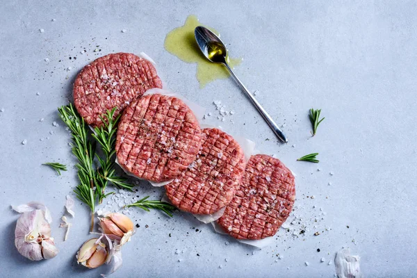 Ev yapımı çiğ kıyma biftek hamburger baharat ve otlar, yemek, organik sağlıklı gıda ile en iyi görünüm, düz yatıyordu.