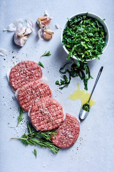 生のバーガーのカツレツ ハンバーガーの食材とスパイス サラダ牛肉ひき肉 平面図 平面レイアウト — ストック写真