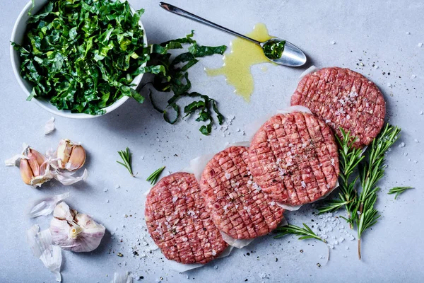 Rauw Rundvlees Hamburger Pasteitjes Met Sla Kruiden Specerijen Gezond Grijs — Stockfoto