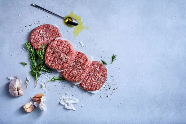 Rauw Gehakt Rundvlees Hamburger Ingrediënten Een Betonnen Tafelblad Kopiëren Van — Stockfoto