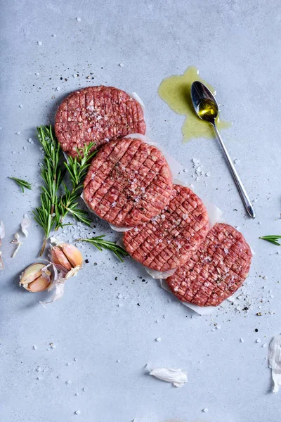生のバーガーのカツレツ ハンバーグの食材 香辛料で牛肉ひき肉 平面図 平面レイアウト — ストック写真