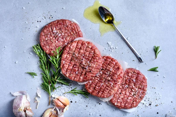 Raw Burger Kotlety Mielone Wołowiny Rozmarynem Przyprawy Hamburger Składników Widok — Zdjęcie stockowe