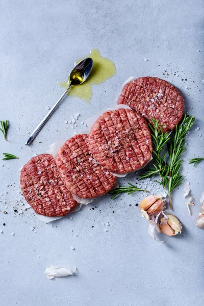 Hackfleisch Roh Burger Steak Schnitzel Auf Grauem Betontisch Draufsicht Kopierraum — Stockfoto