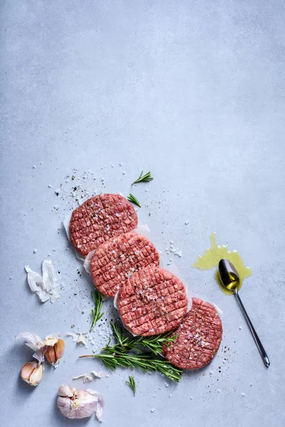 生のバーガーのカツレツ 野菜やスパイス ハンバーガーの食材と牛ひき肉 コピー スペース平面図 — ストック写真