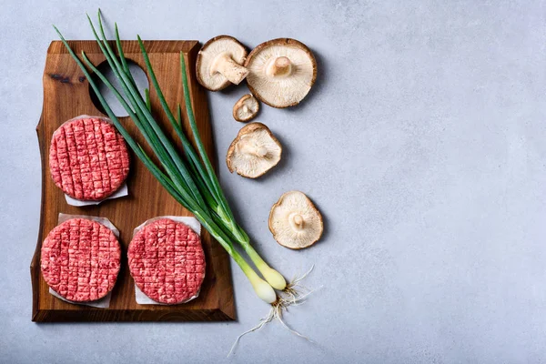 新鮮な生牛ひき肉 ハンバーガーのパテ セメントの背景 コピー領域の上の食材 平面図 平面レイアウト — ストック写真