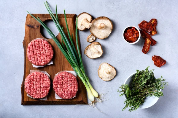 Rauwe Vers Gemarmerd Gehakt Vlees Steak Kruiderijen Grijze Concrete Achtergrond — Stockfoto