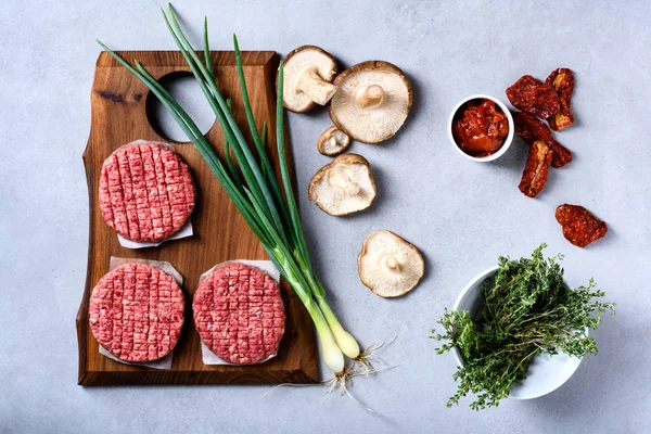 Carne Fresca Crua Marmorizada Picada Bife Temperos Fundo Concreto Cinza — Fotografia de Stock