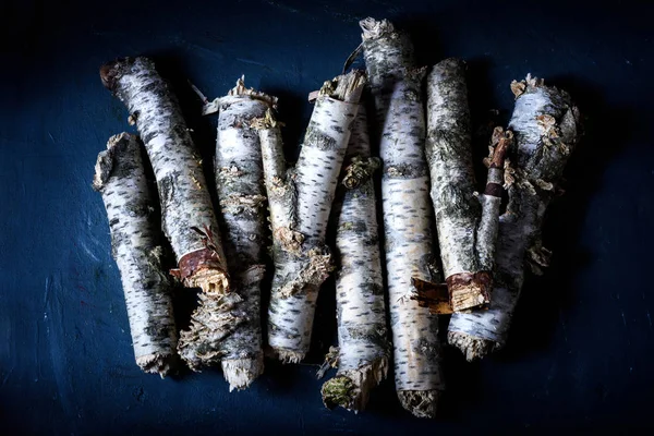 Huş Yakacak Odun Mavi Arka Plan Üzerinde Yığılmış Günlükleri Şömine — Stok fotoğraf
