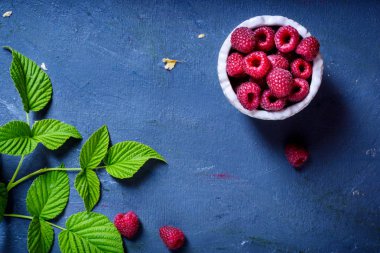 Ahududu yaprakları, taze organik sağlıklı gıda ile. Üstten görünüm, kopya alanı.