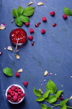 Taze ahududu, ev yapımı reçel, kış, kopya alanı, en iyi görünüm için hazırlık korur.