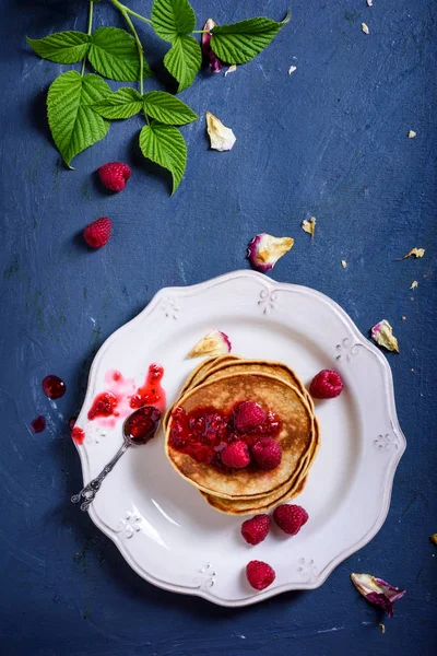 Stack American Pancakes Raspberries Frieshly Backed Served Plate Top View — Stock Photo, Image