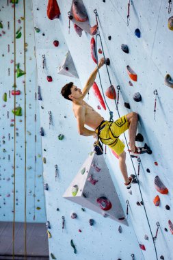 Spor tırmanma. Spor eğitim. Tırmanma duvarı, olimpik spor disiplin üzerinde güçlü atlet.