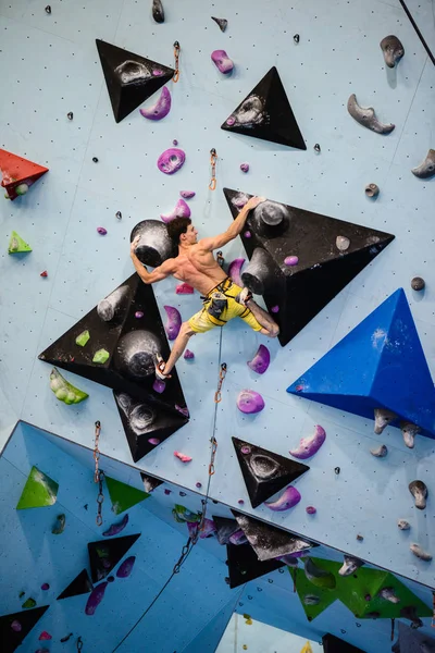 Ginásio Escalada Treino Desportivo Atleta Forte Uma Parede Escalada Disciplina — Fotografia de Stock