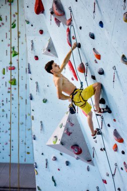 Spor tırmanma. Spor eğitim. Tırmanma duvarı, olimpik spor disiplin üzerinde güçlü atlet.