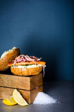 İskandinav tarzı somon burger lahana, salatalık ve Yeşiller. Akdeniz mutfağı restoran. Yakın çekim, alanı Kopyala.