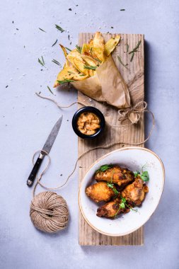 Kızarmış tavuk kanatları Barbekü patates cipsi, üstten görünüm, kopya alanı ile.