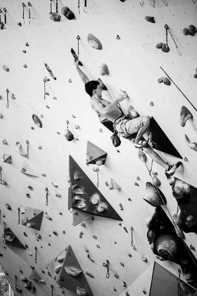 Escalada Gimnasio Entrenamiento Deportivo Atleta Una Pared Escalada Deportes Interior —  Fotos de Stock