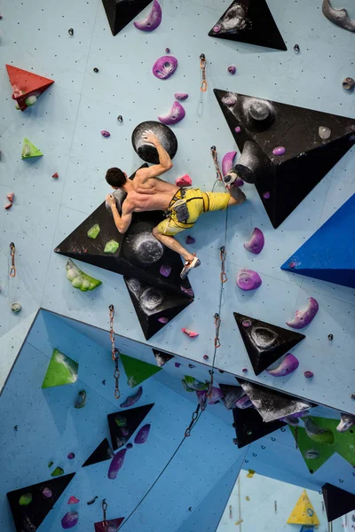 Escalada Gimnasio Entrenamiento Deportivo Atleta Una Pared Escalada Deportes Interior —  Fotos de Stock