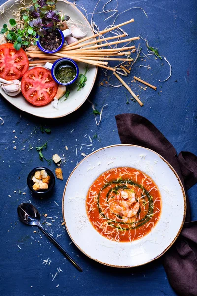 Sopa Tomate Camarones Brotes Palitos Pan Crujiente Salsa Pesto Cena — Foto de Stock