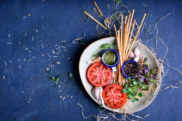 Snack Saludable Tomates Brotes Palitos Pan Crujiente Salsa Pesto Aperitivo — Foto de Stock