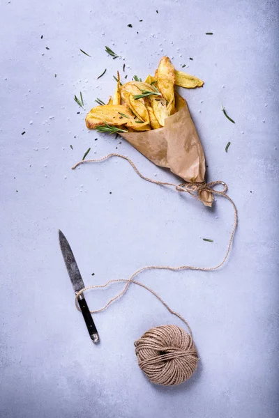 Patates Cipsi Gri Arka Plan Üzerinde Rosemary Ile Kızarmış Patates — Stok fotoğraf