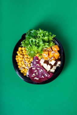Hawaiian vejetaryen tofu, nohut, pancar ve kabak ile kase poke. Hazır-için-lokanta gitmek için yemek. Sağlıklı malzemelerle. Üstten görünüm, düz yatıyordu.