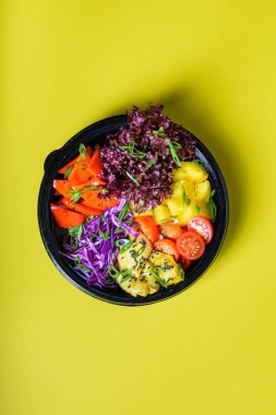 Hawaiian vejetaryen tofu, ananas ve cole ile kase poke. Hazır-için-lokanta gitmek için yemek. Sağlıklı malzemelerle. Üstten görünüm, düz yatıyordu.