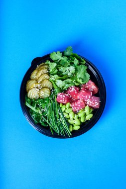 Ton balığı ve edamame ile Hawaii vejetaryen poke kase. Yemeye hazır, fast food'a gitmek için. Sağlıklı malzemeler. Üst görünüm, düz yatıyordu.